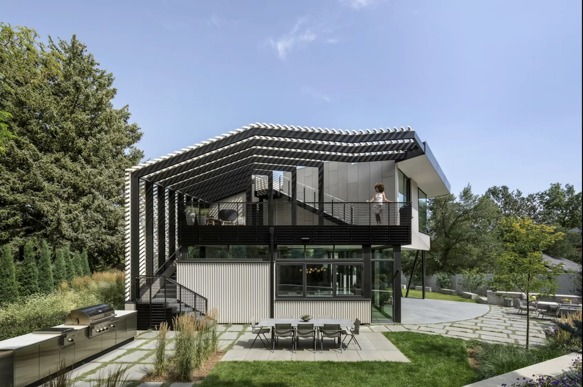 Exterior shading creates a transition from indoors to the garden.